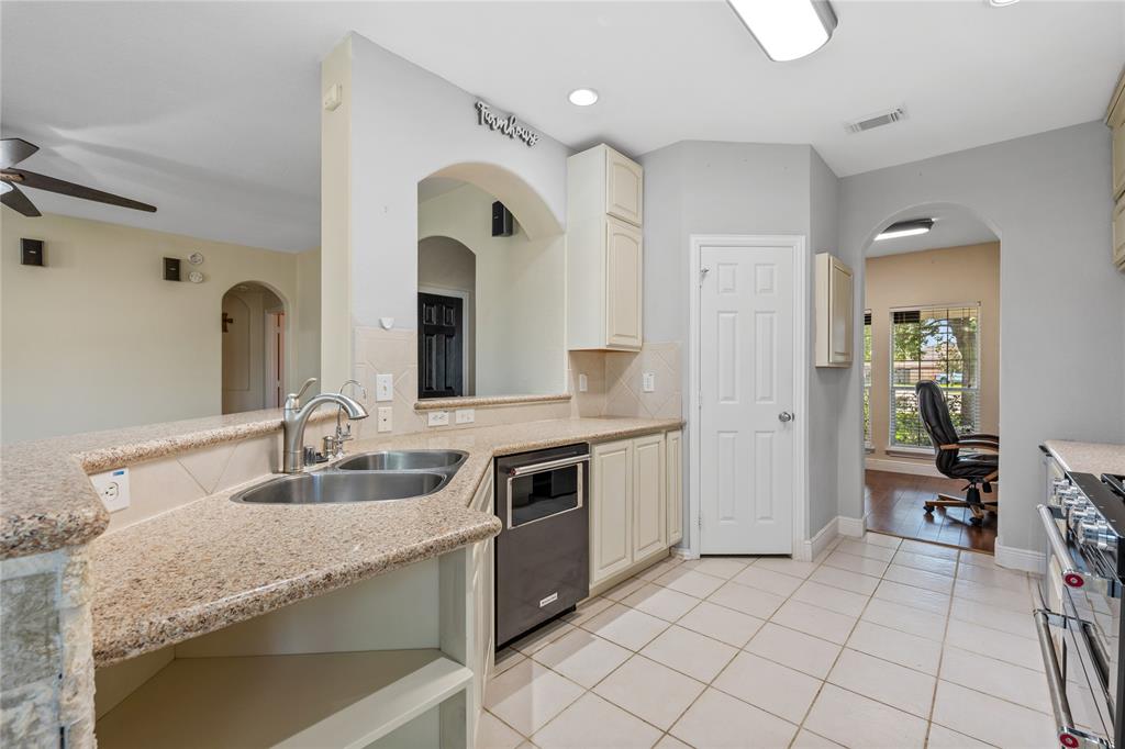 8002 Elm Wood Court, Baytown, Texas image 9
