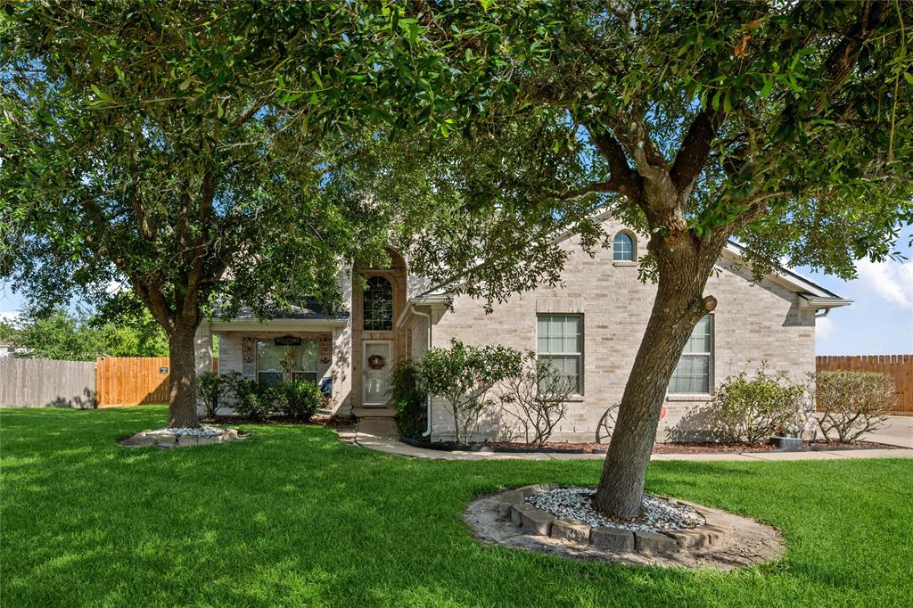 8002 Elm Wood Court, Baytown, Texas image 2