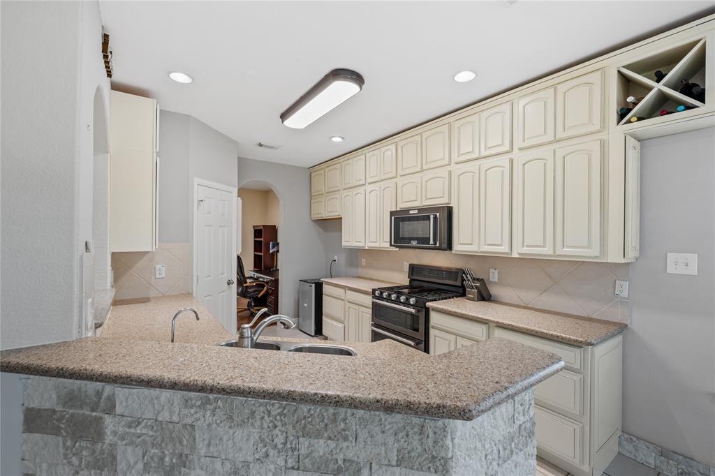 8002 Elm Wood Court, Baytown, Texas image 8