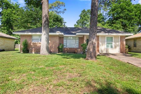 Single Family Residence in Houston TX 10201 Bretton Drive.jpg