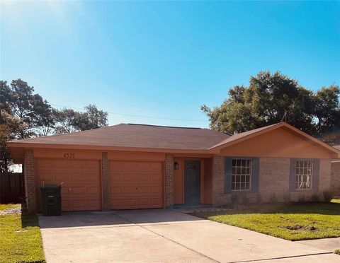 Single Family Residence in Seabrook TX 4521 Heron Drive.jpg