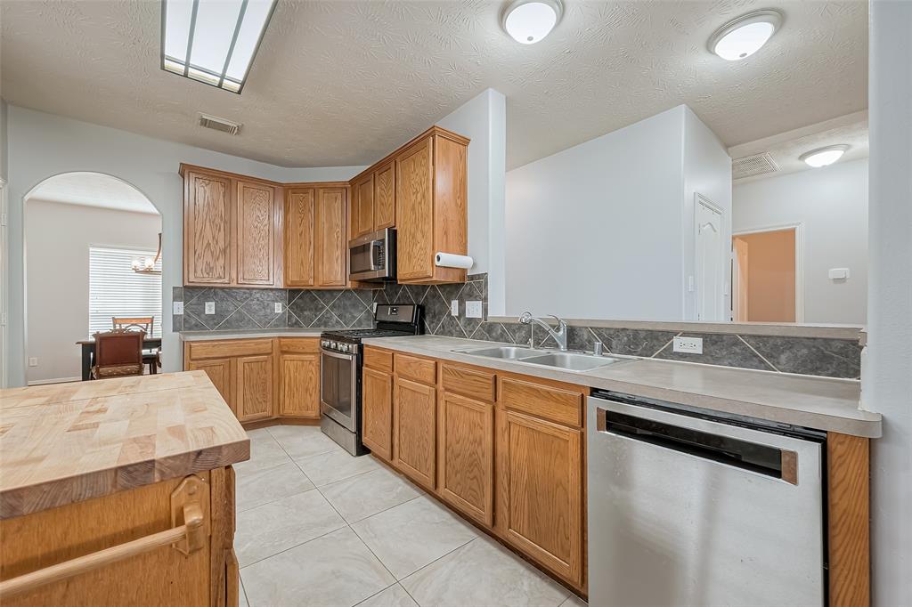 2202 Highland Crossing Drive, Conroe, Texas image 11