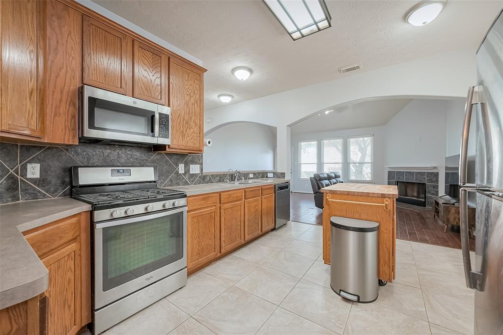 2202 Highland Crossing Drive, Conroe, Texas image 8