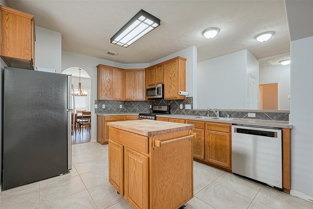 2202 Highland Crossing Drive, Conroe, Texas image 10