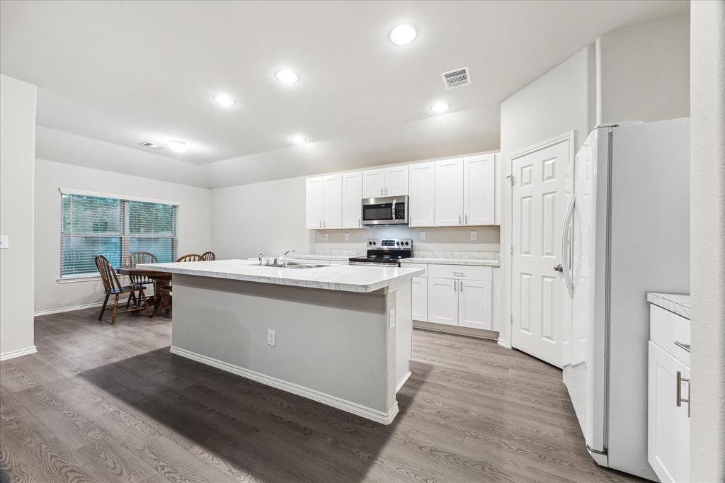 643 E Fairway Lake Drive, Alvin, Texas image 6