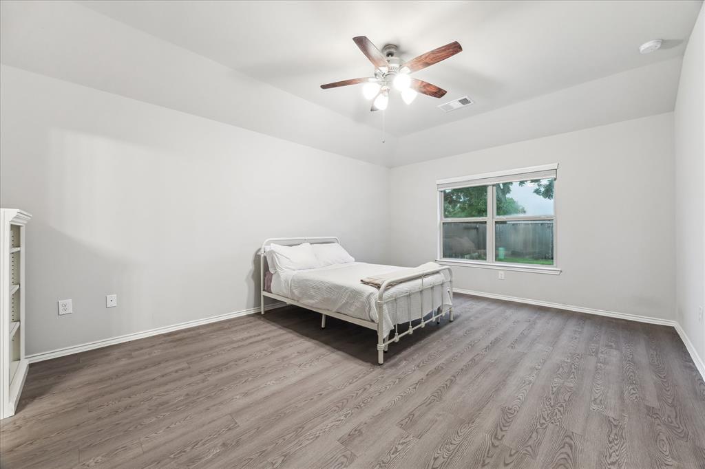 643 E Fairway Lake Drive, Alvin, Texas image 12
