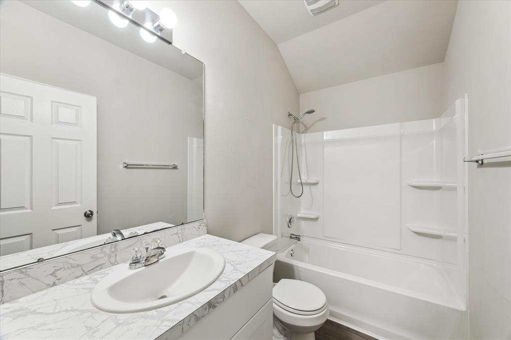 643 E Fairway Lake Drive, Alvin, Texas image 17