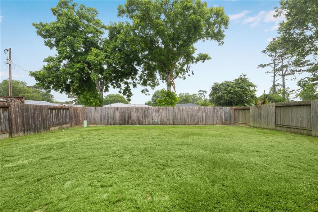 643 E Fairway Lake Drive, Alvin, Texas image 19