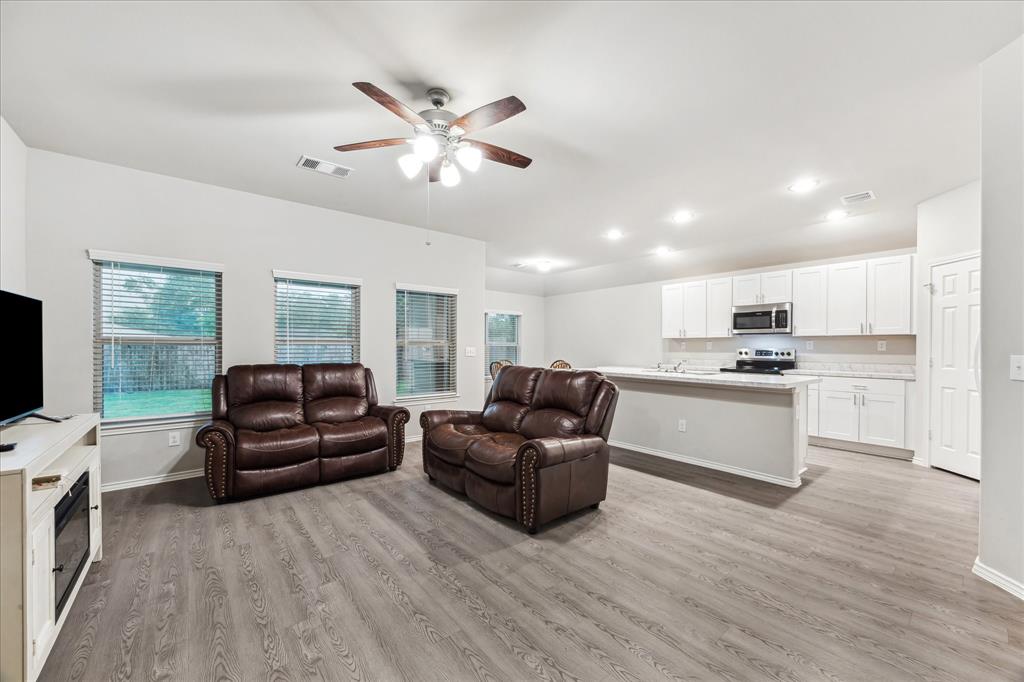 643 E Fairway Lake Drive, Alvin, Texas image 4