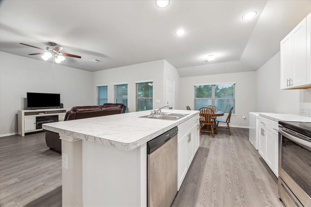 643 E Fairway Lake Drive, Alvin, Texas image 10