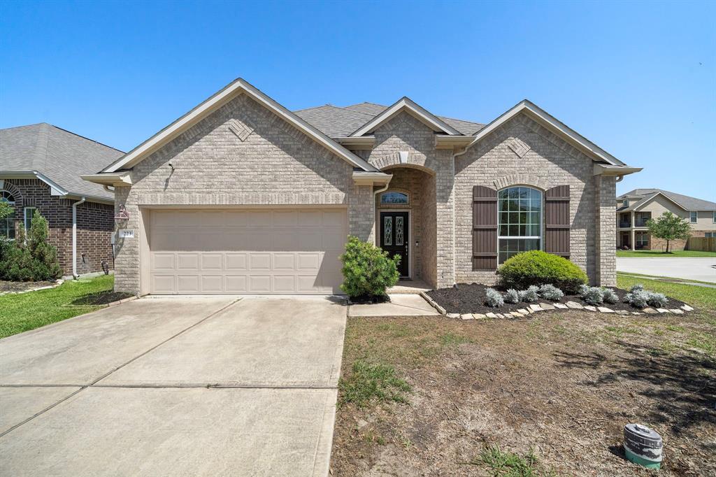 223 Rochester Trail Lane, League City, Texas image 1