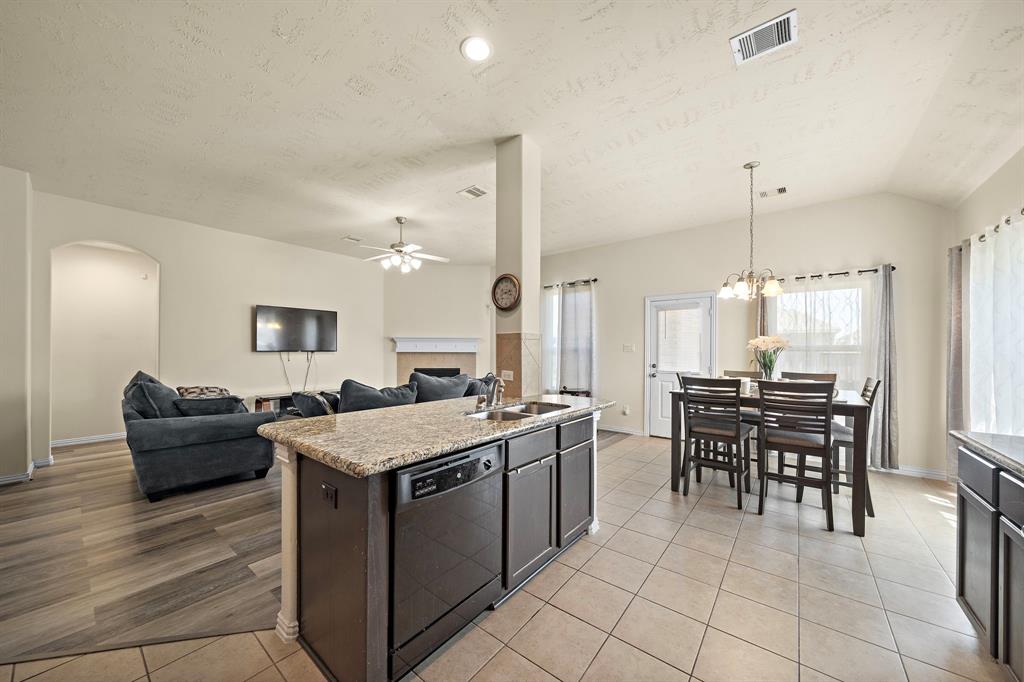 223 Rochester Trail Lane, League City, Texas image 6