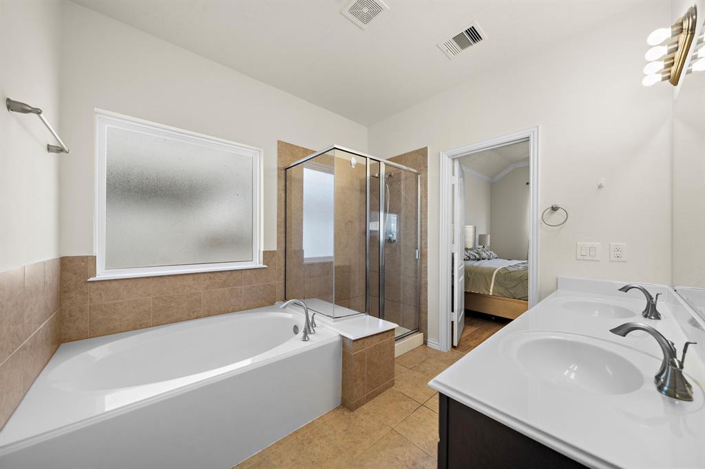 223 Rochester Trail Lane, League City, Texas image 8