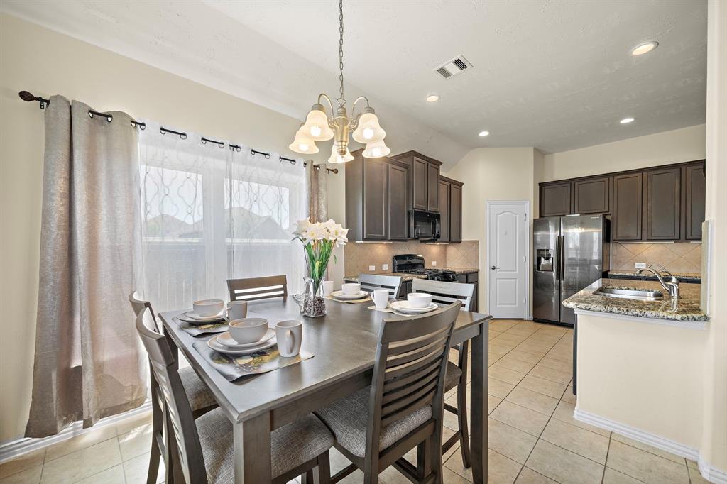 223 Rochester Trail Lane, League City, Texas image 4