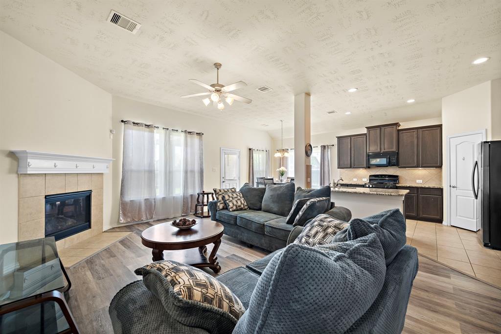 223 Rochester Trail Lane, League City, Texas image 3