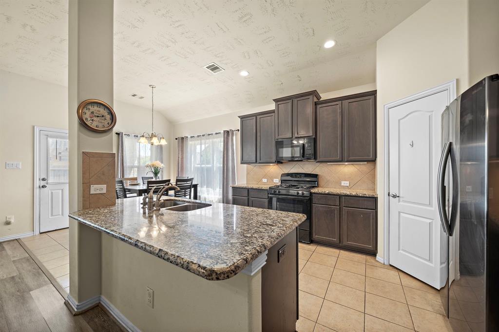 223 Rochester Trail Lane, League City, Texas image 5
