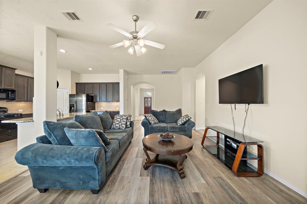 223 Rochester Trail Lane, League City, Texas image 2