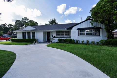 Photo of 5666 Overbrook Lane, Houston, TX 77056 (MLS # 9223381)