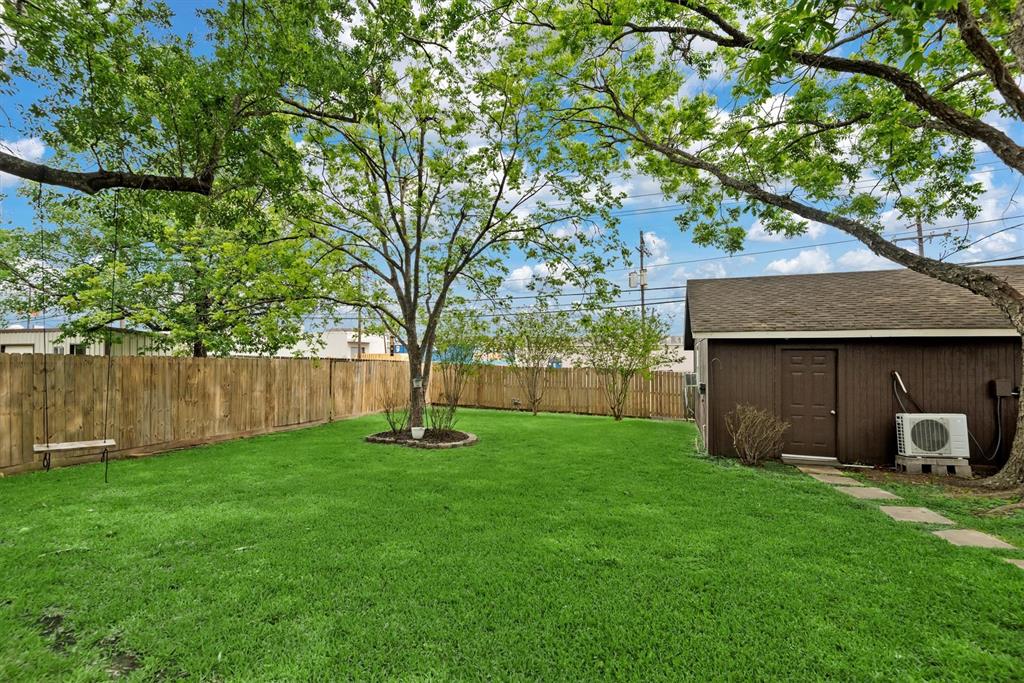 227 Oak Hollow Street, Conroe, Texas image 32