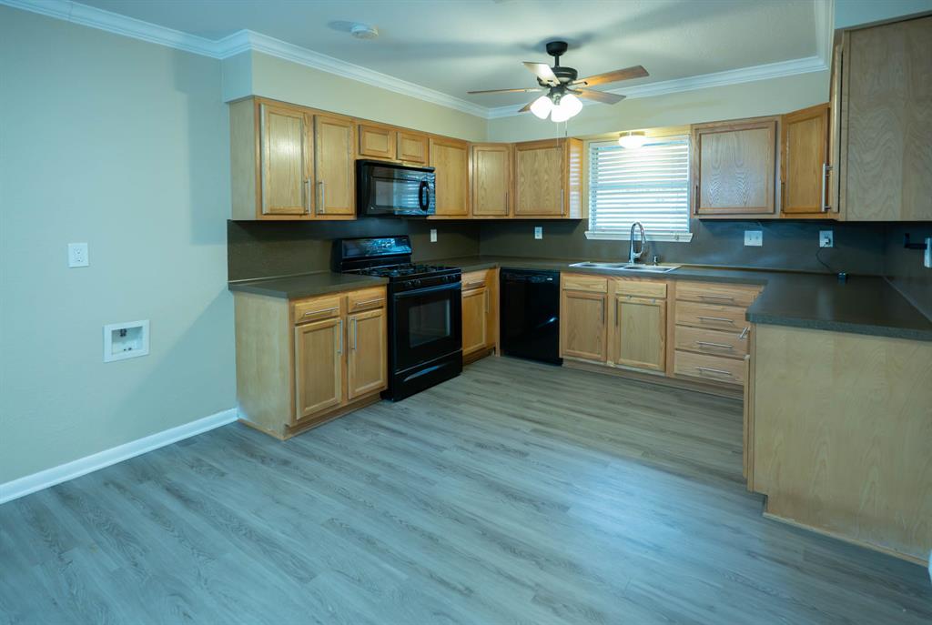 316 Leonard Street, Angleton, Texas image 7
