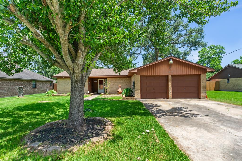 309 Nasturtium Street, Lake Jackson, Texas image 1