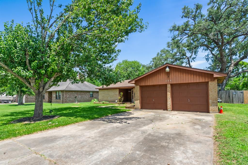 309 Nasturtium Street, Lake Jackson, Texas image 2
