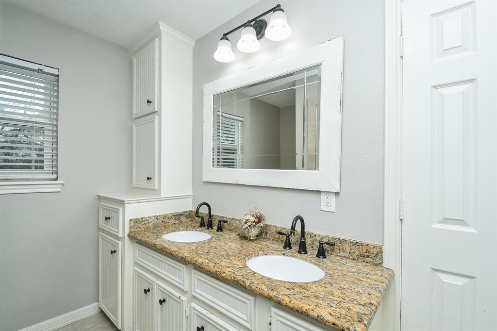 709 N Rivershire Drive, Conroe, Texas image 17