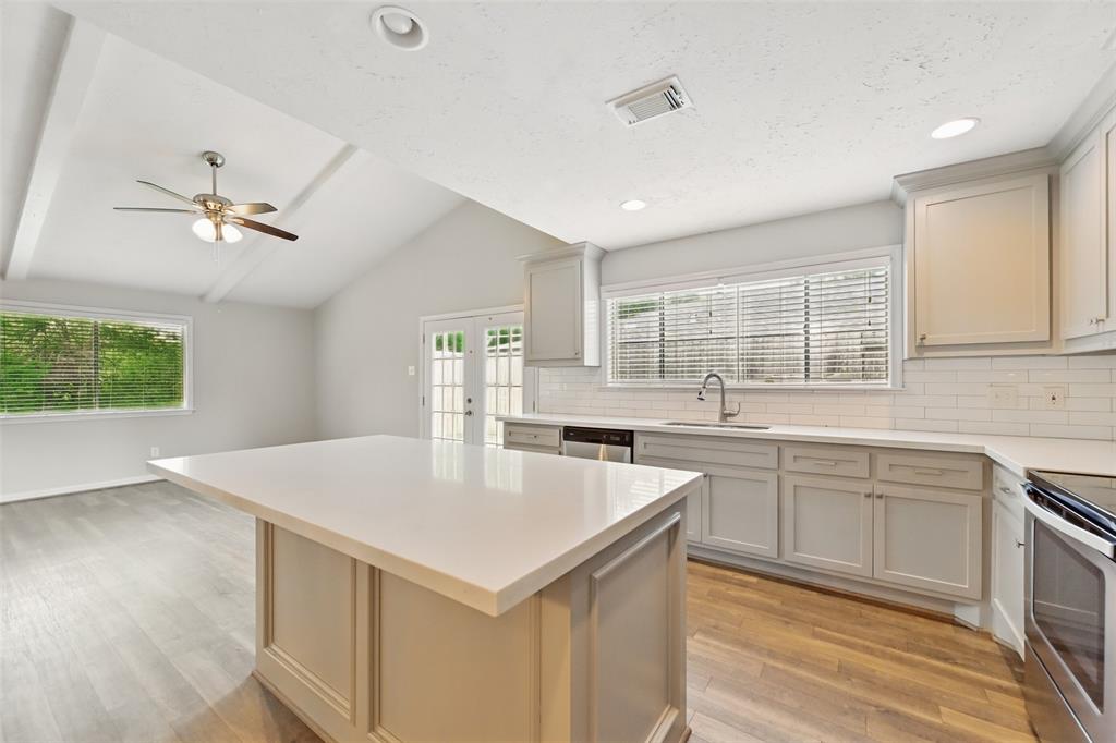4511 Ravine Drive, Friendswood, Texas image 11