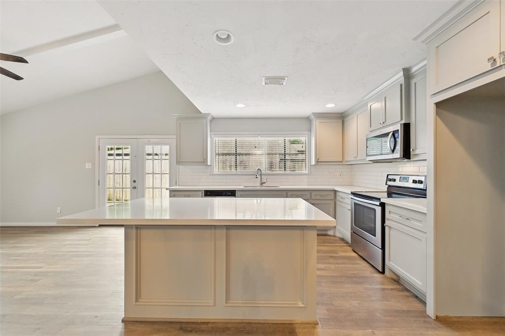 4511 Ravine Drive, Friendswood, Texas image 10