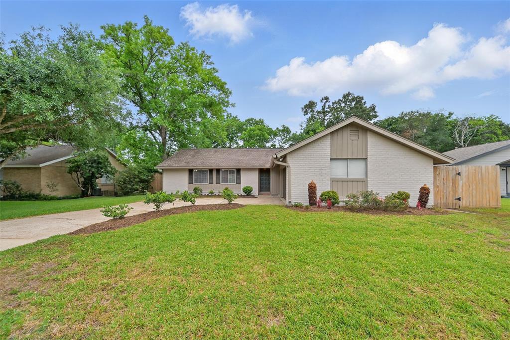 4511 Ravine Drive, Friendswood, Texas image 1
