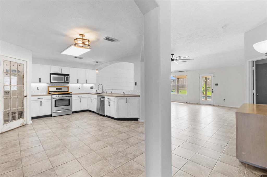 25211 Barmby Drive, Tomball, Texas image 3
