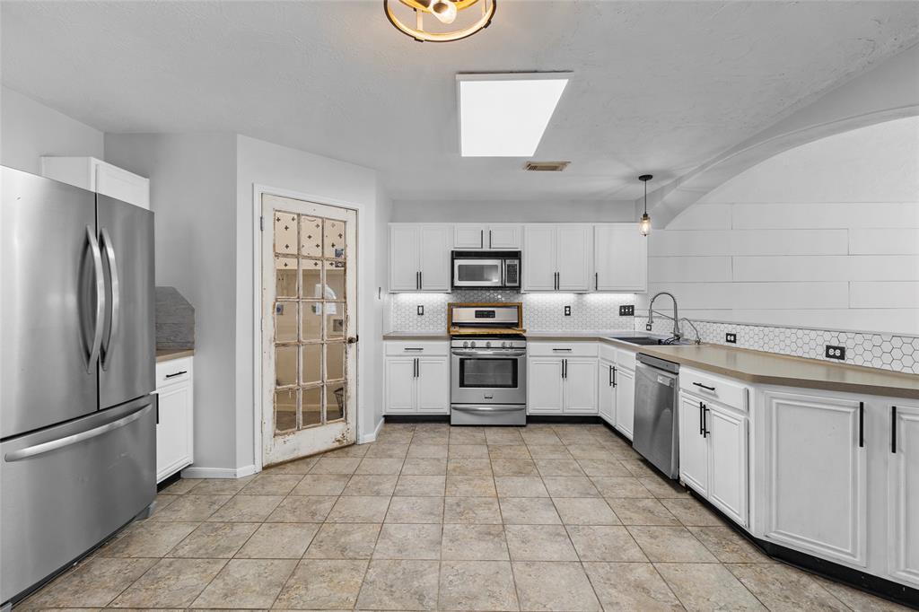 25211 Barmby Drive, Tomball, Texas image 2