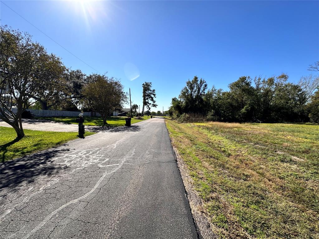 Yaupon Drive, Baytown, Texas image 6