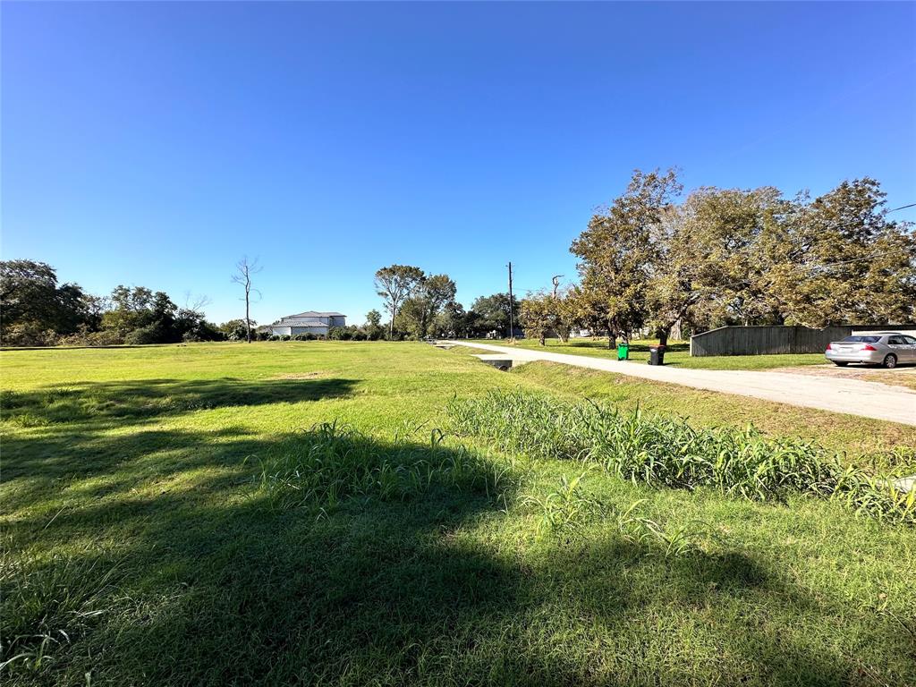 Yaupon Drive, Baytown, Texas image 2