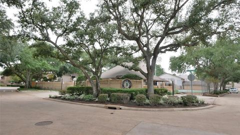Single Family Residence in Houston TX 8003 Oakwood Forest Drive 43.jpg
