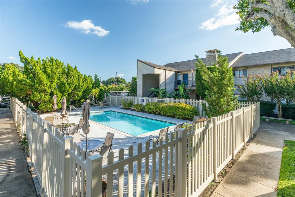 7098 N Holiday Drive, Galveston, Texas image 17