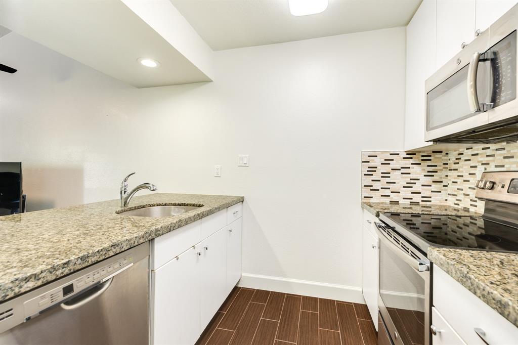 7098 N Holiday Drive, Galveston, Texas image 10