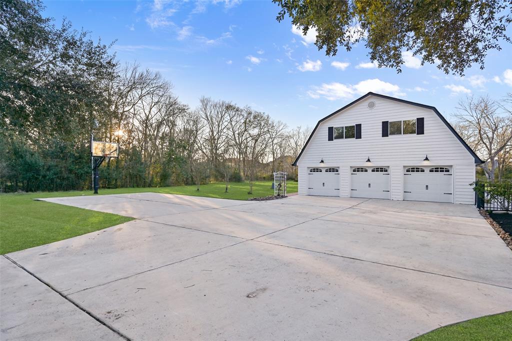 11 Windcreek Street, Friendswood, Texas image 5