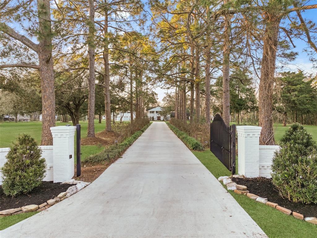 11 Windcreek Street, Friendswood, Texas image 2