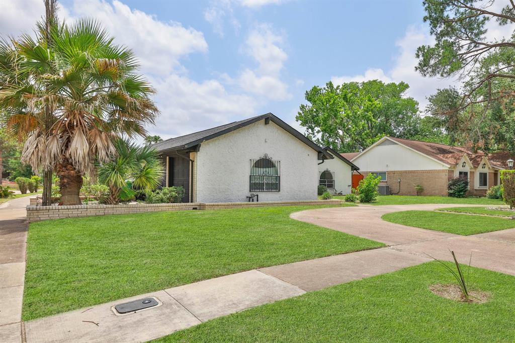 6003 Green Falls Drive, Houston, Texas image 2