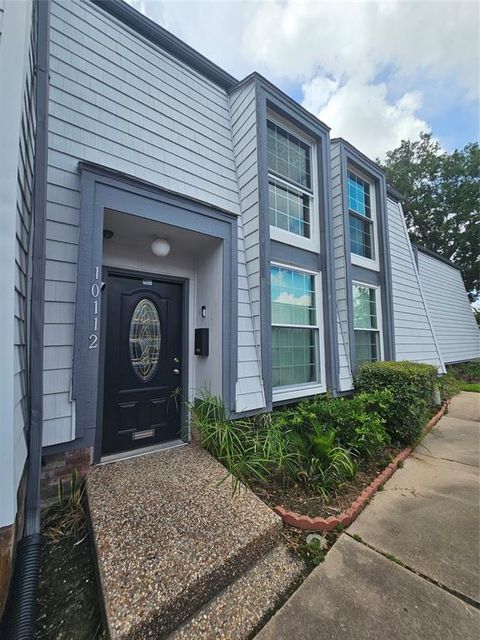 Photo of 10112 Beekman Place Drive, Houston, TX 77043 (MLS # 29840935)