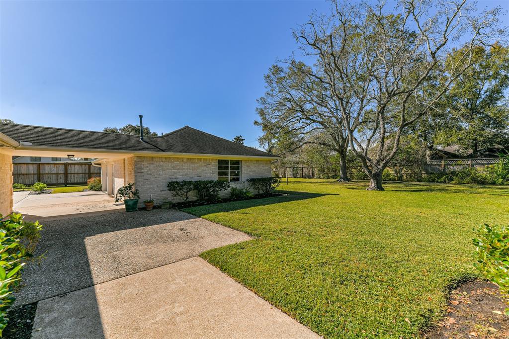 404 N Clear Creek Drive, Friendswood, Texas image 11