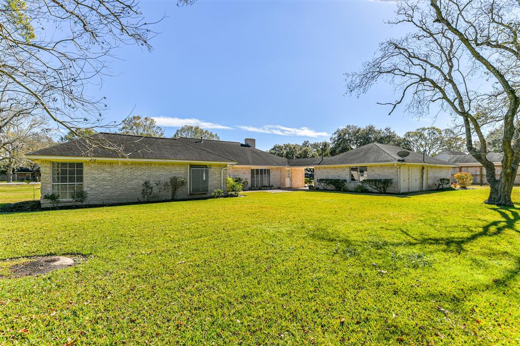 404 N Clear Creek Drive, Friendswood, Texas image 18