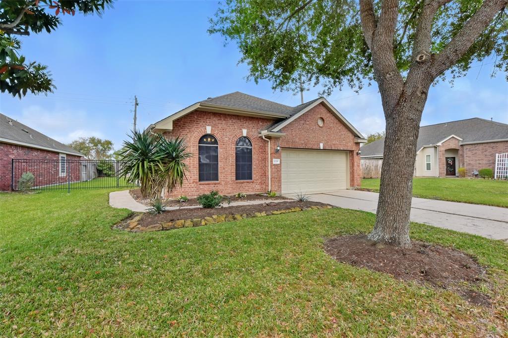 1229 Modena Drive, Pearland, Texas image 2