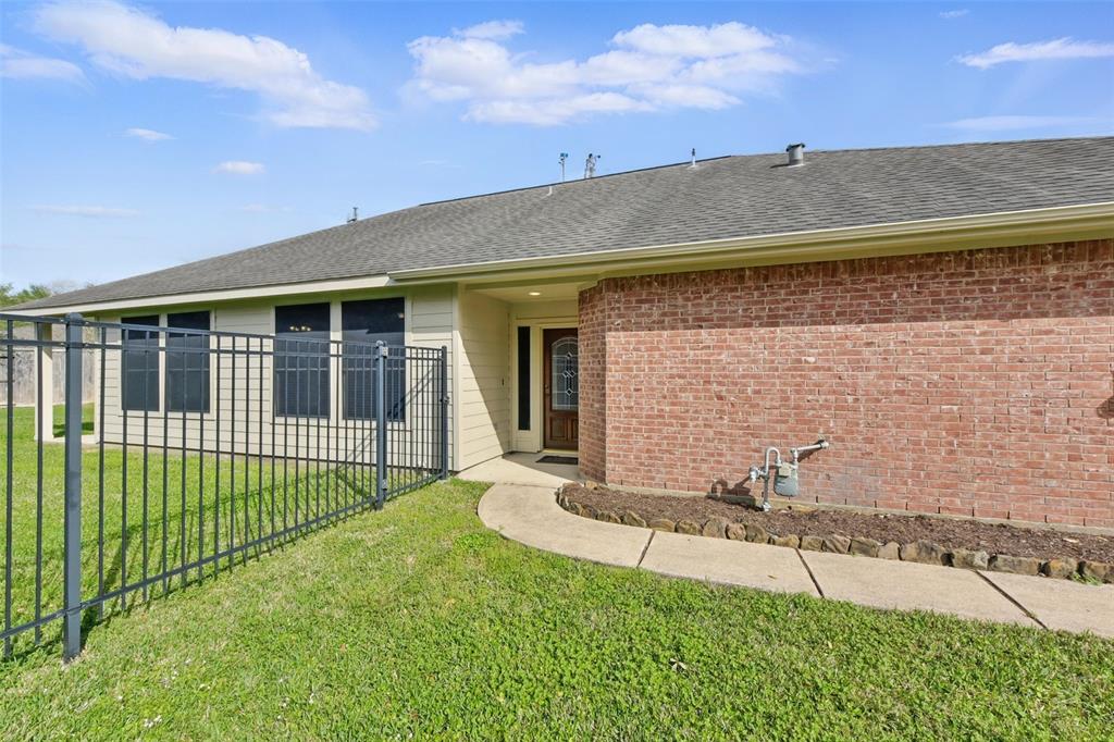 1229 Modena Drive, Pearland, Texas image 4