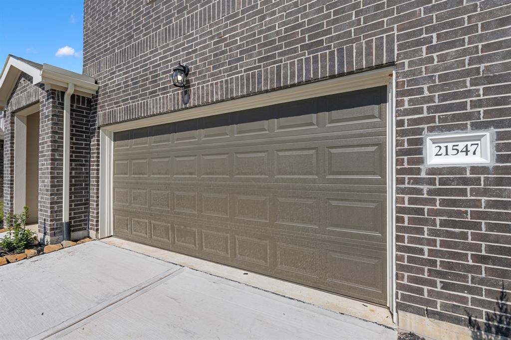 21547 Rolling Streams Drive, New Caney, Texas image 2