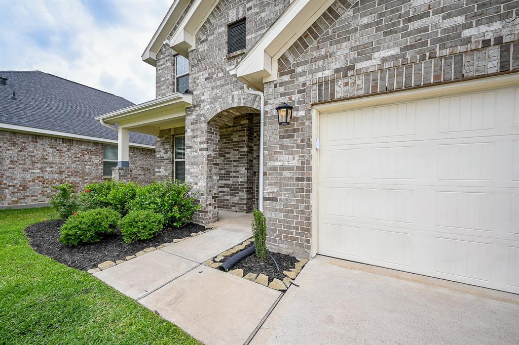 8310 Divot Trace, Fulshear, Texas image 2