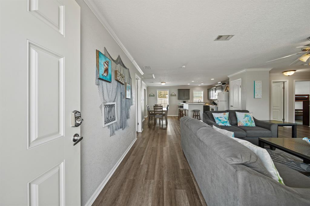 905 Meynig Drive, Crystal Beach, Texas image 8