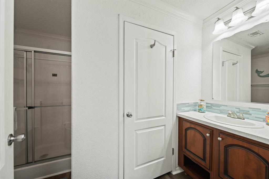 905 Meynig Drive, Crystal Beach, Texas image 19