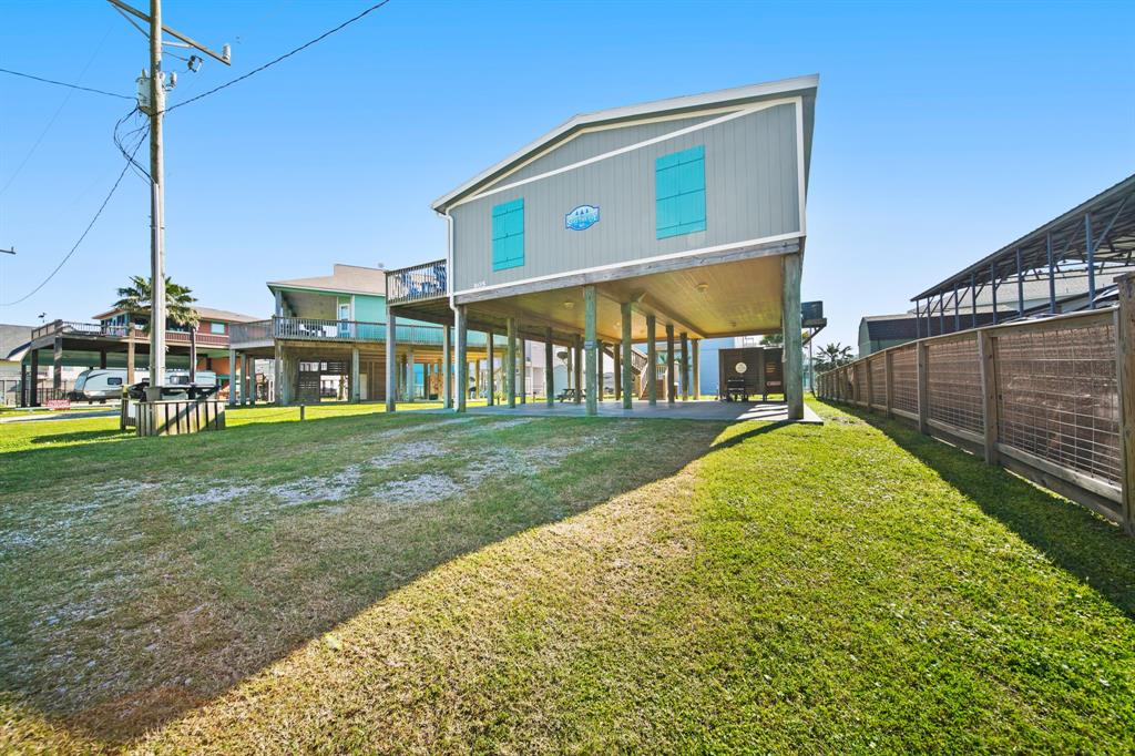 905 Meynig Drive, Crystal Beach, Texas image 2